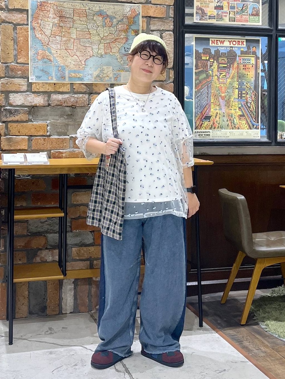 ホワイト系のTシャツ/カットソー、レッド系のスニーカー、ブラック系のトートバッグを着用したレディースの夏コーディネートの2枚目の写真