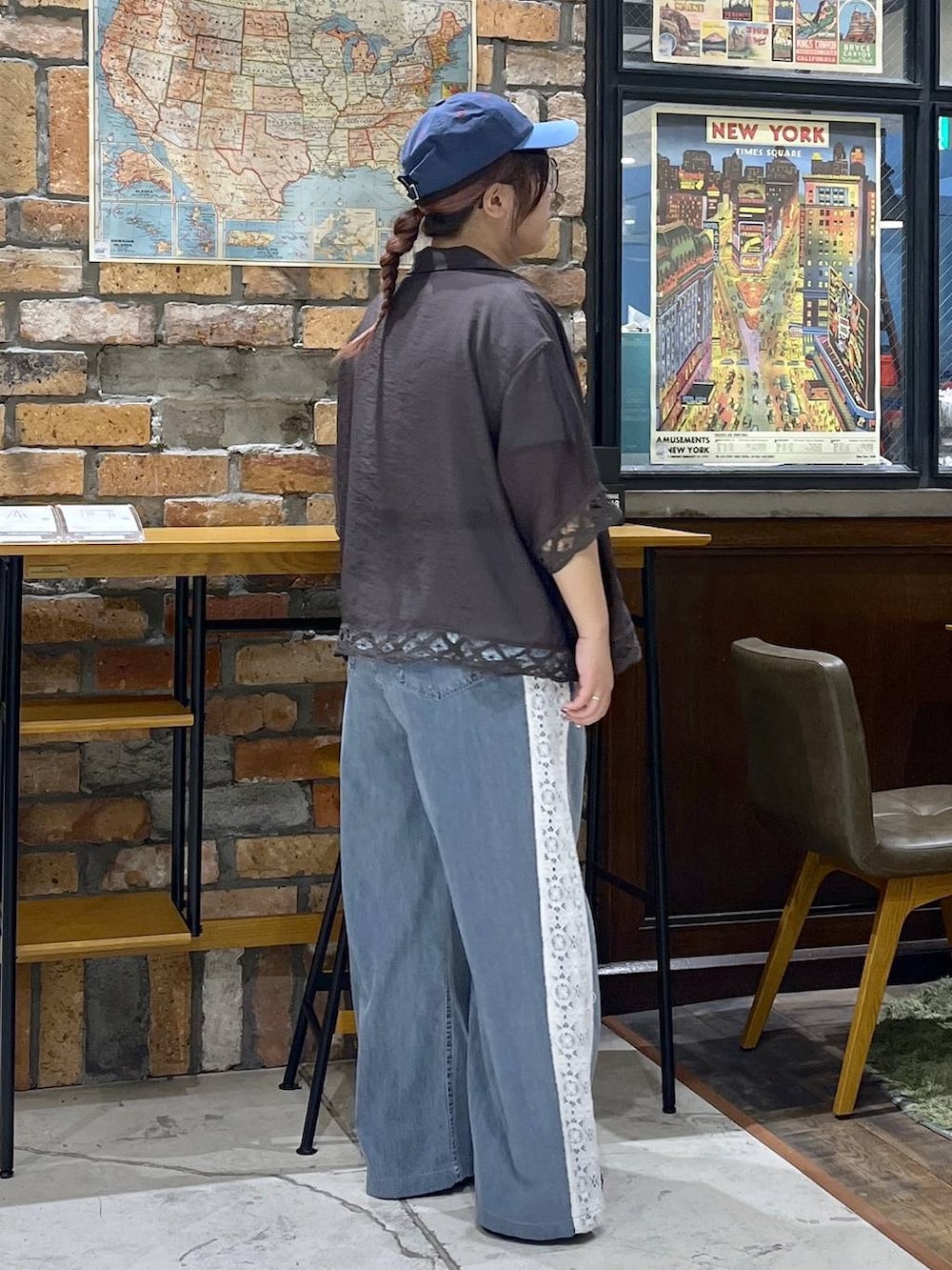 ブラック系のバレエシューズ、ブルー系のTシャツ/カットソー、ブルー系のデニムパンツを着用したレディースの夏コーディネートの6枚目の写真
