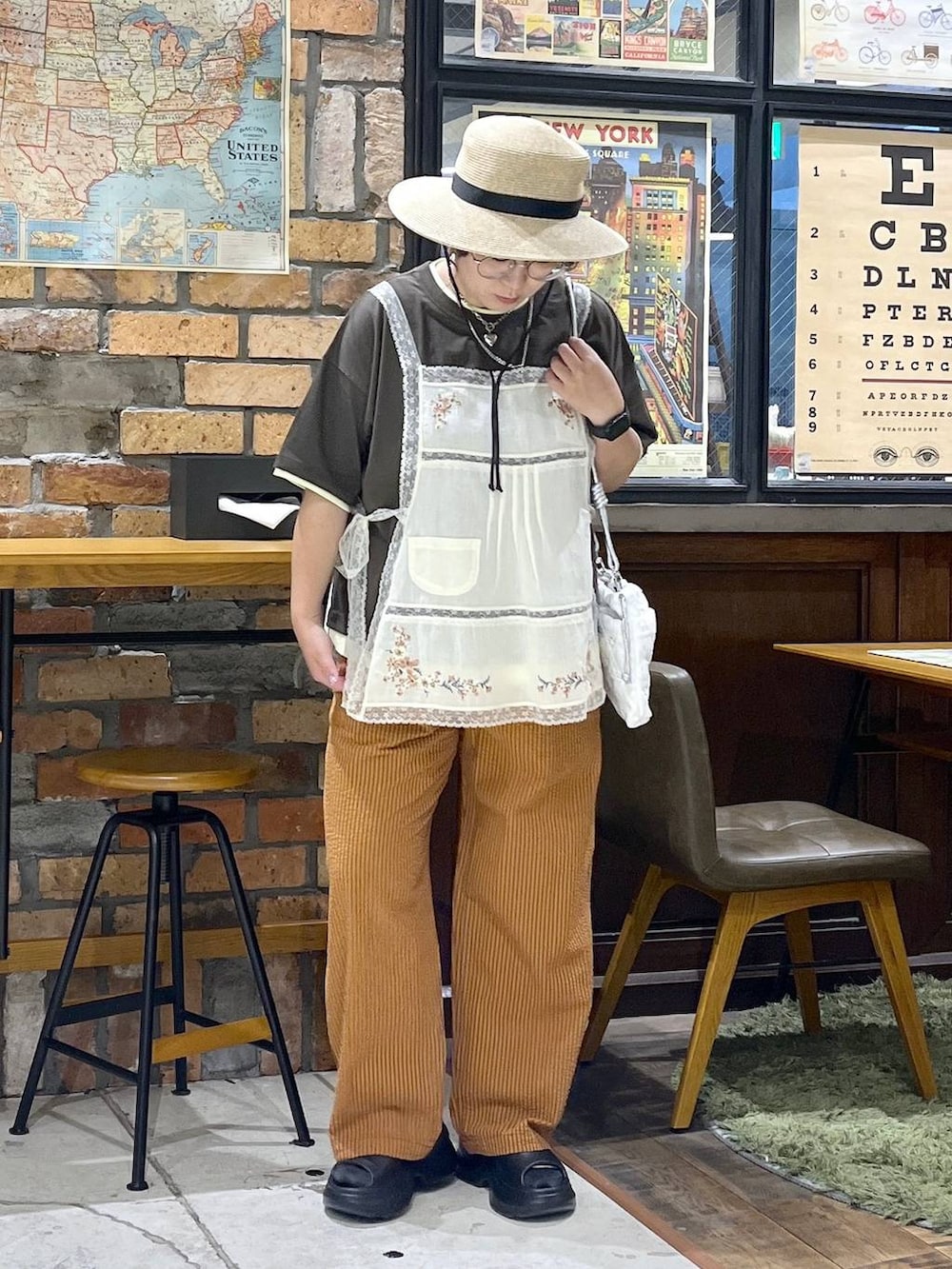 ブラック系のサンダル、ホワイト系のショルダーバッグ、ブラウン系のTシャツ/カットソーを着用したレディースの夏コーディネートの7枚目の写真