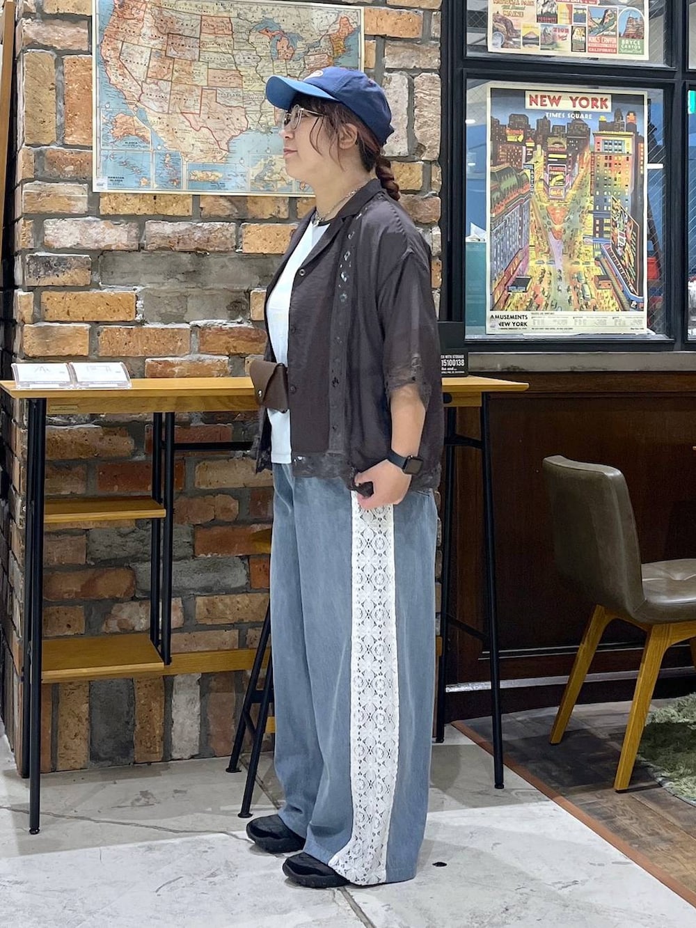 ブラック系のバレエシューズ、ブルー系のTシャツ/カットソー、ブルー系のデニムパンツを着用したレディースの夏コーディネートの4枚目の写真