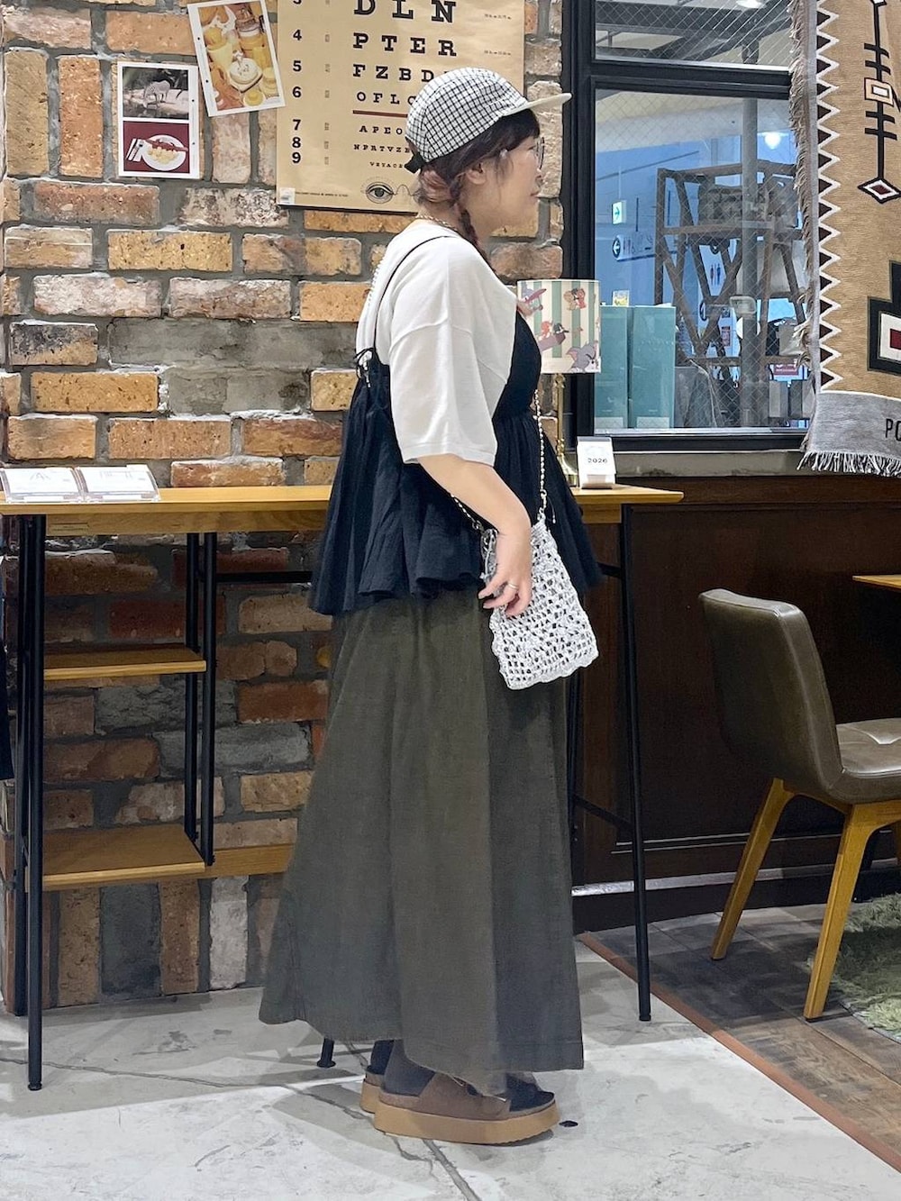 ブラウン系のスカート、ブラウン系のサンダル、グレー系のショルダーバッグを着用したレディースの春コーディネートの6枚目の写真