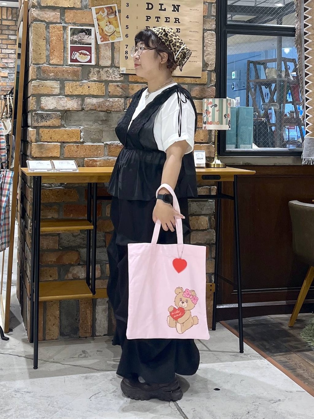 その他のTシャツ/カットソー、ブラウン系のスニーカー、ピンク系のトートバッグを着用したレディースの夏コーディネートの4枚目の写真