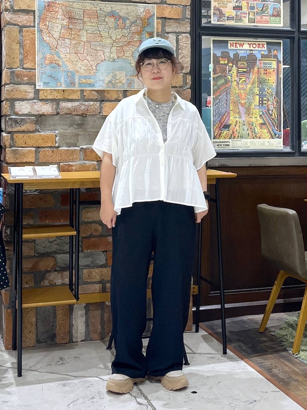 ベージュ系のスニーカー、ブラック系のその他パンツ、ホワイト系のシャツ/ブラウスを着用したレディースの夏コーディネートの3枚目の写真