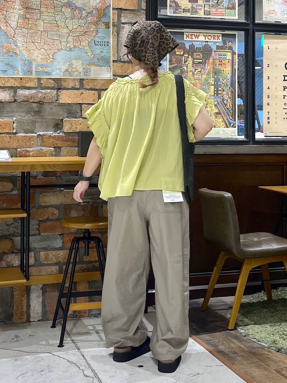 ベージュ系のその他パンツ、ブラック系のサンダル、ブラック系のキャミソールを着用したレディースの夏コーディネートの5枚目の写真