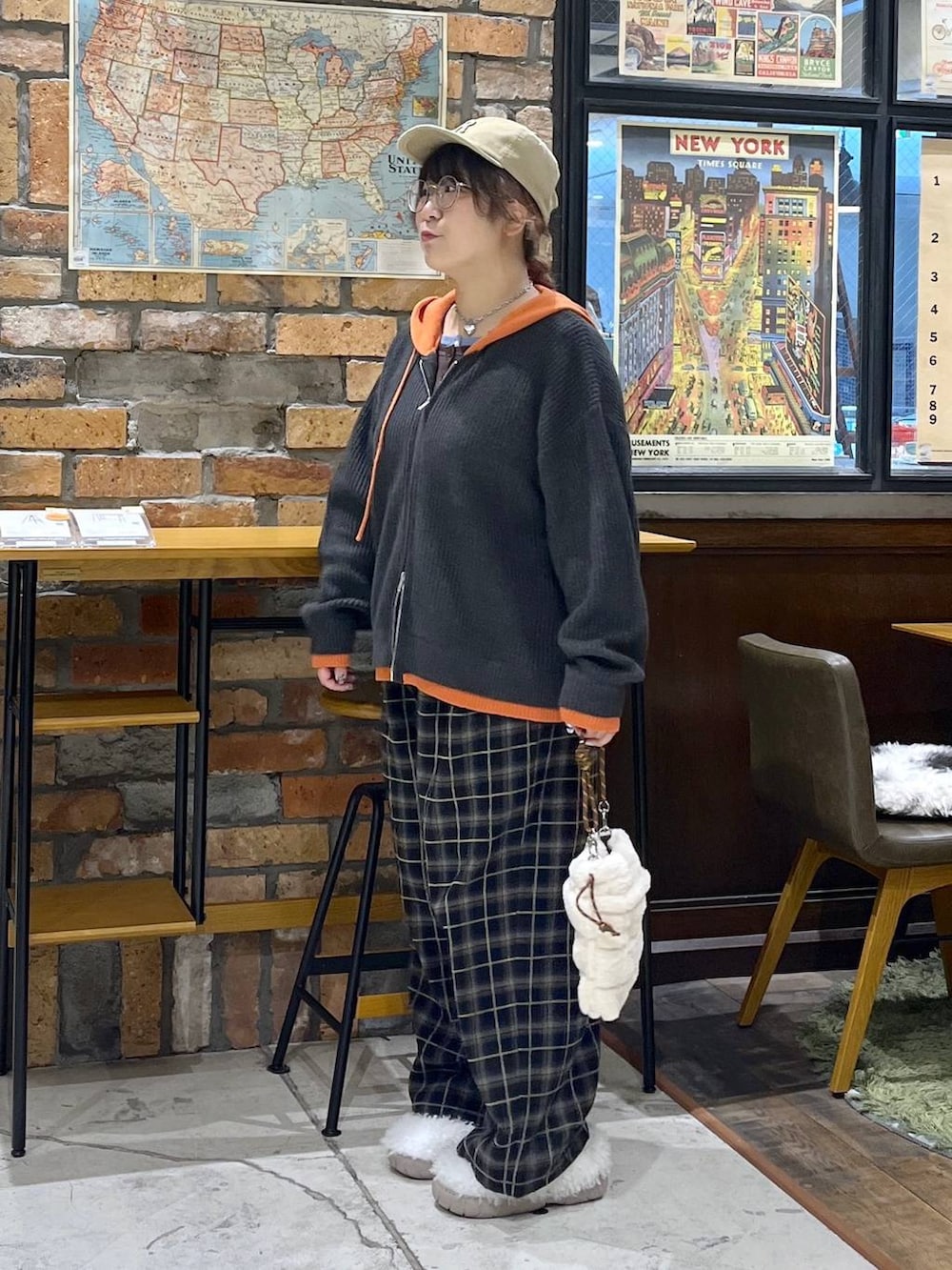 ホワイト系のスリッポン、ブラウン系のTシャツ/カットソー、ベージュ系のショルダーバッグを着用したレディースの秋コーディネートの4枚目の写真