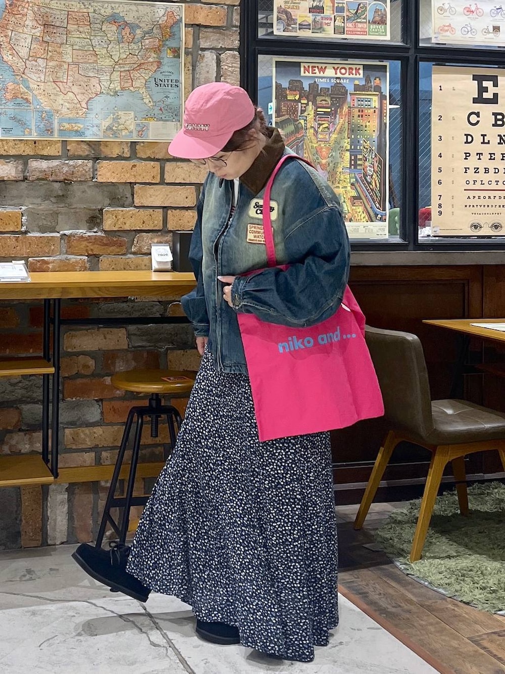 ピンク系のトートバッグ、ブルー系のスカート、ブラック系のモカシン/デッキシューズを着用したレディースの夏コーディネートの5枚目の写真