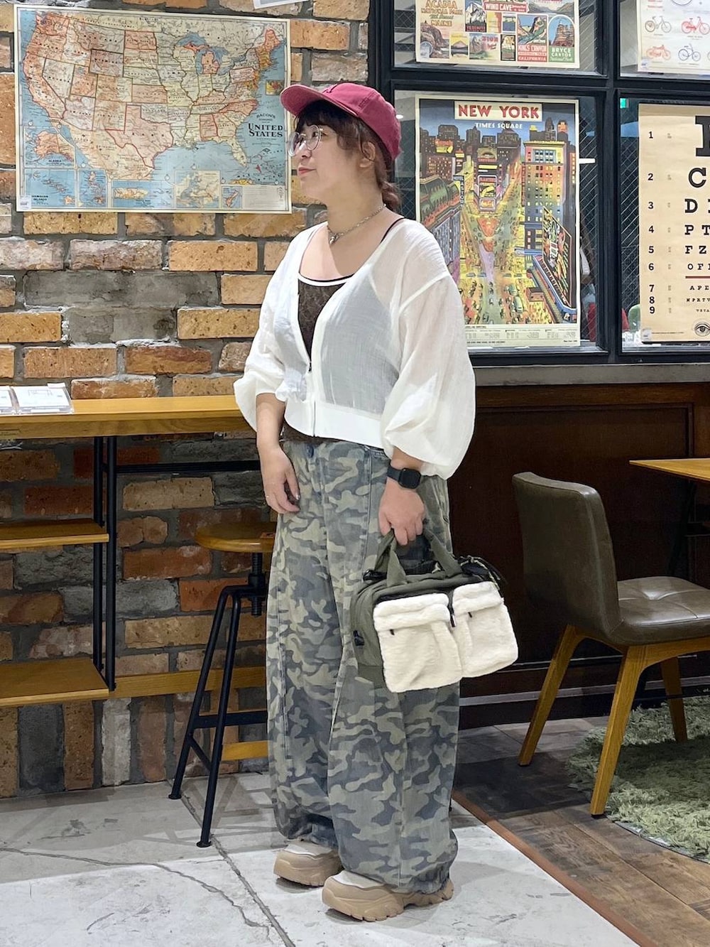 その他のボストンバッグ、グリーン系のデニムパンツ、ベージュ系のスニーカーを着用したレディースの夏コーディネートの4枚目の写真
