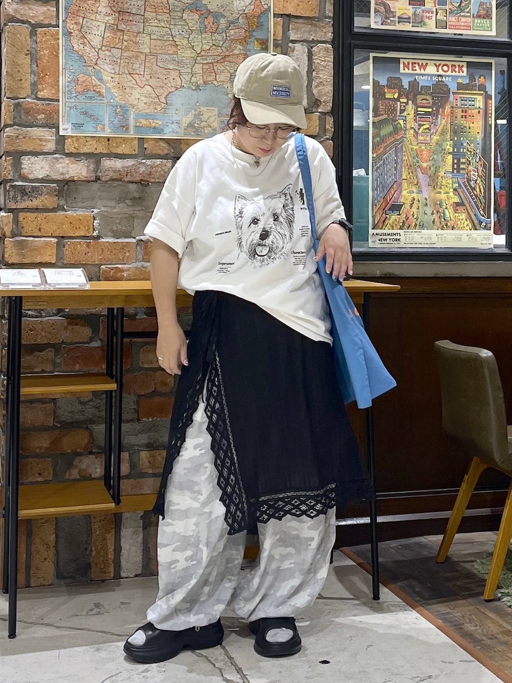 ブルー系のトートバッグ、グレー系のスカート、グレー系のその他パンツを着用したレディースの夏コーディネートの7枚目の写真