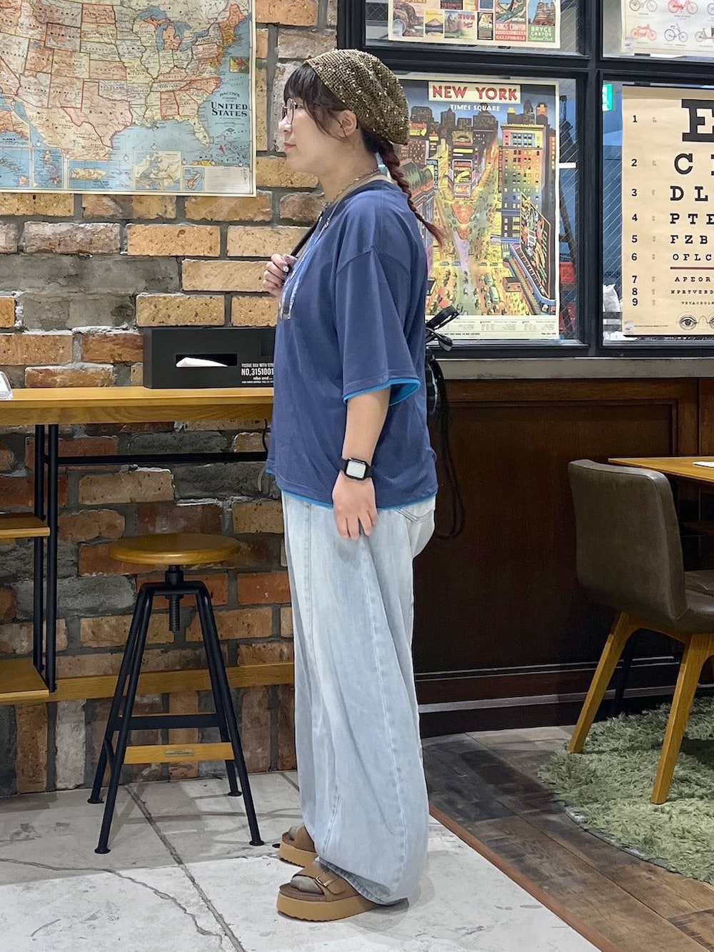 ブルー系のデニムパンツ、ブラウン系のサンダル、その他のバックパック/リュックを着用したレディースの夏コーディネートの4枚目の写真