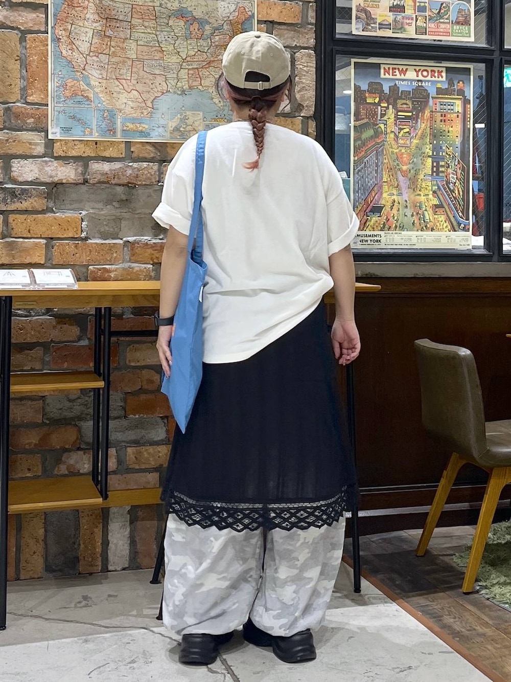 ブルー系のトートバッグ、グレー系のスカート、グレー系のその他パンツを着用したレディースの夏コーディネートの5枚目の写真
