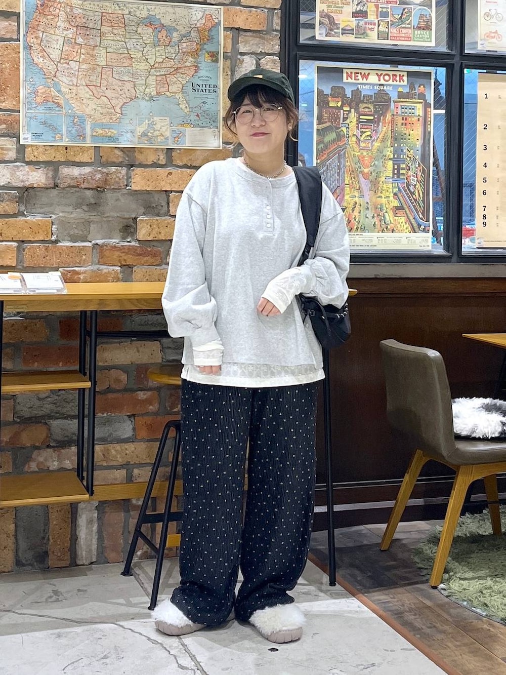 グレー系のスウェット、ホワイト系のその他パンツ、ブラック系のショルダーバッグを着用したレディースの秋コーディネートの3枚目の写真