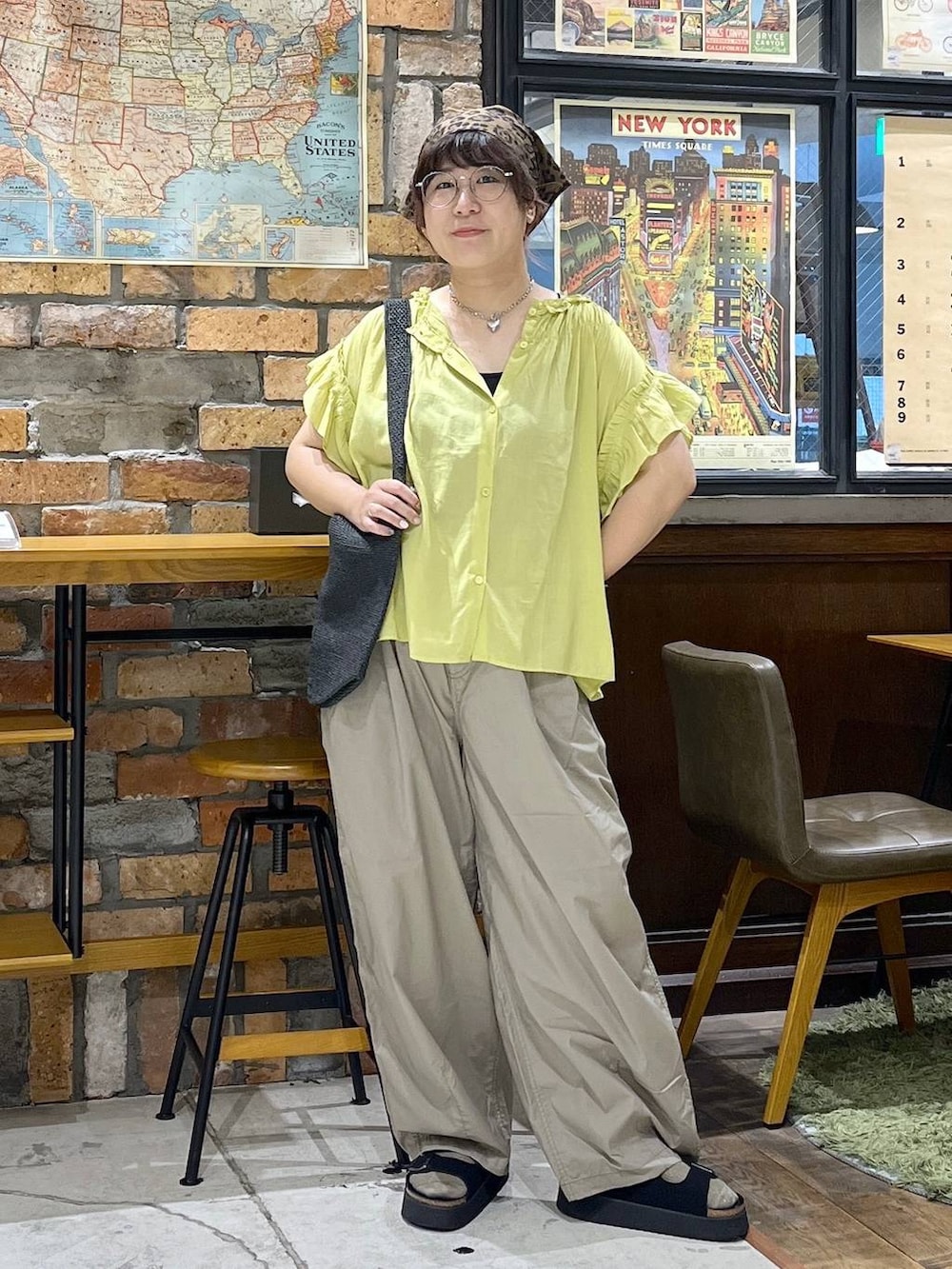 ベージュ系のその他パンツ、ブラック系のサンダル、ブラック系のキャミソールを着用したレディースの夏コーディネートの3枚目の写真