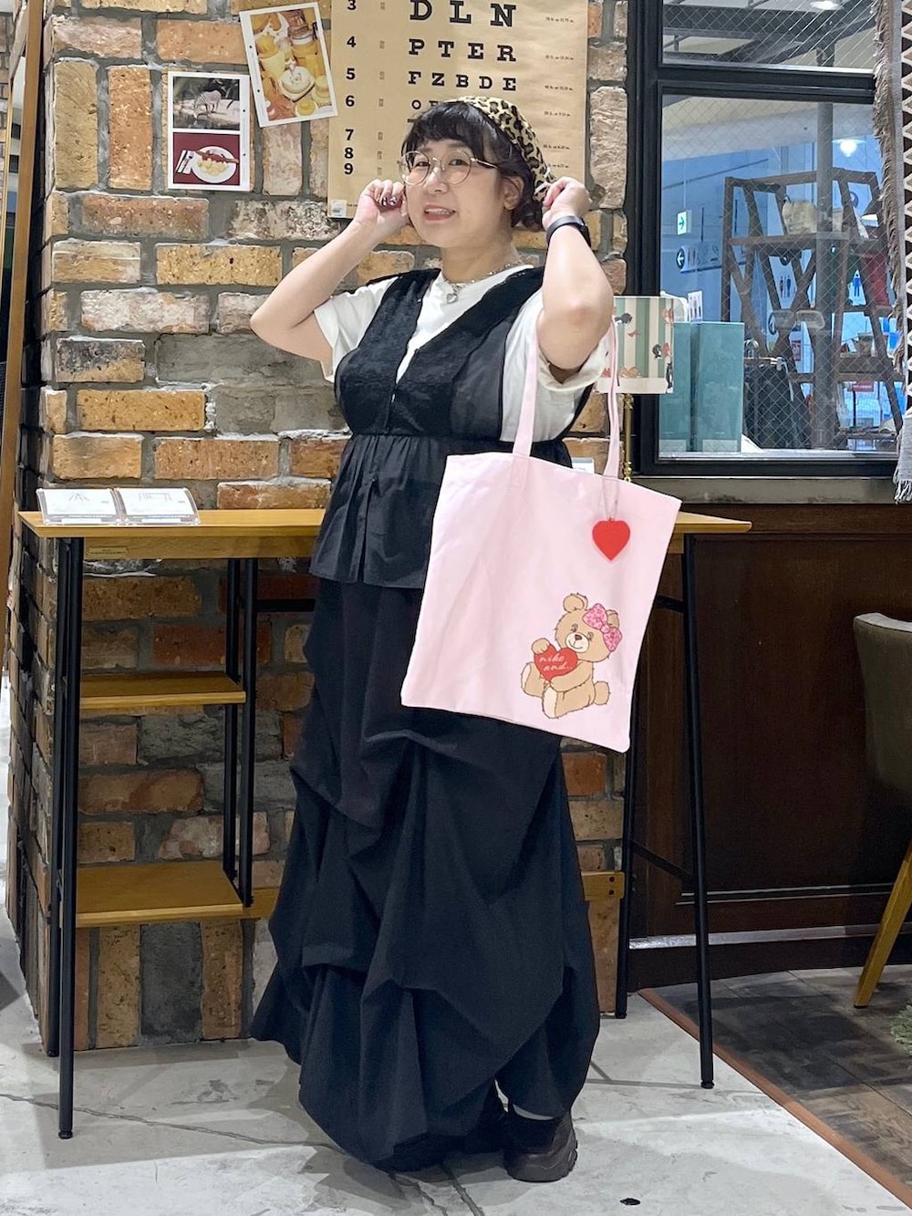 その他のTシャツ/カットソー、ブラウン系のスニーカー、ピンク系のトートバッグを着用したレディースの夏コーディネートの8枚目の写真