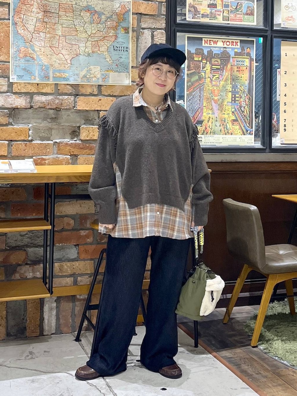 ブラウン系のローファー、ブラック系のその他パンツ、ブラウン系のニット/セーターを着用したレディースの秋コーディネートの8枚目の写真