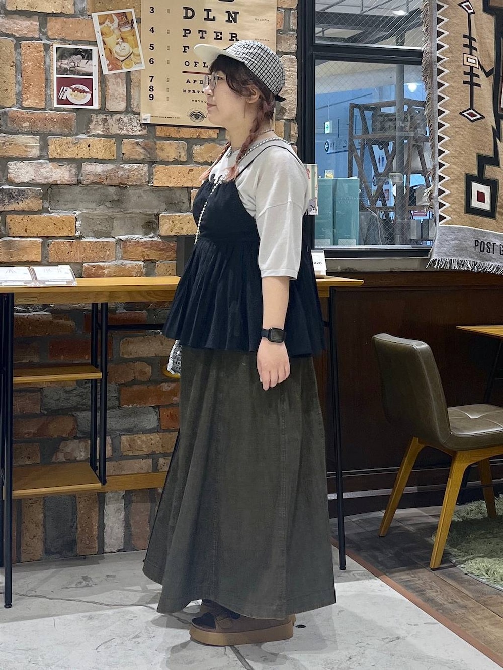 ブラウン系のスカート、ブラウン系のサンダル、グレー系のショルダーバッグを着用したレディースの春コーディネートの4枚目の写真