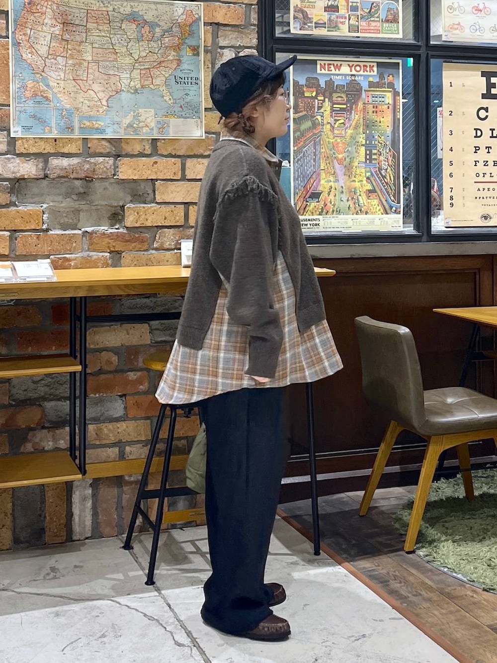 ブラウン系のローファー、ブラック系のその他パンツ、ブラウン系のニット/セーターを着用したレディースの秋コーディネートの6枚目の写真