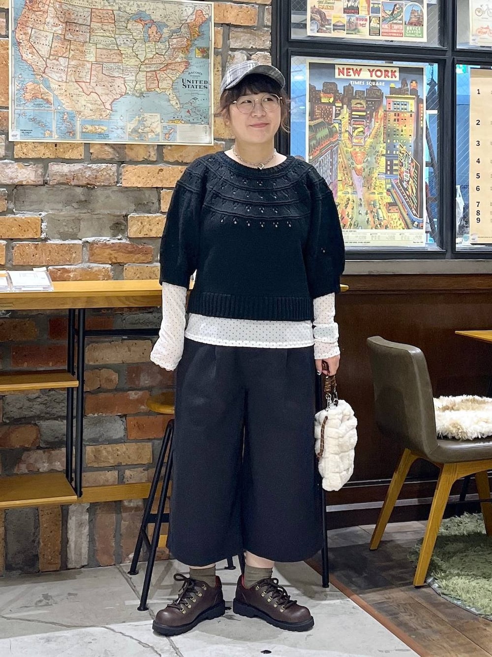 ブラウン系のその他シューズ、ブラック系のその他パンツ、ベージュ系のショルダーバッグを着用したレディースの秋コーディネートの3枚目の写真