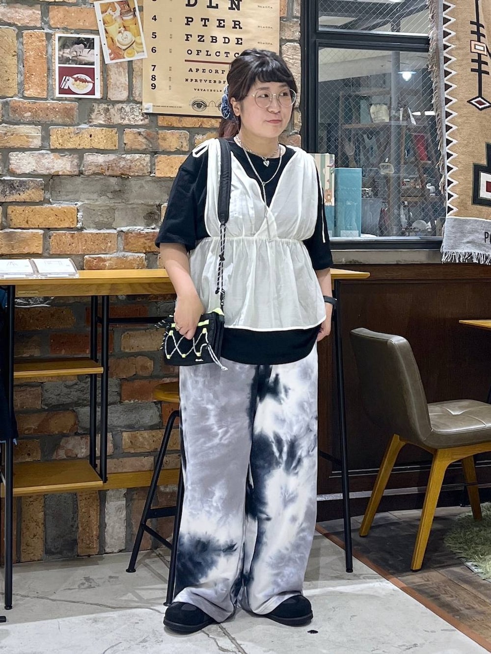 その他のTシャツ/カットソー、ブラック系のスニーカー、ブラック系のショルダーバッグを着用したレディースの夏コーディネートの6枚目の写真
