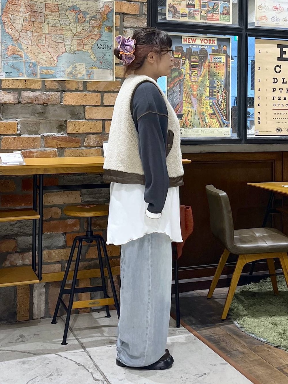 レッド系のショルダーバッグ、グレー系のワンピース、その他のドレスシューズを着用したレディースの秋コーディネートの6枚目の写真