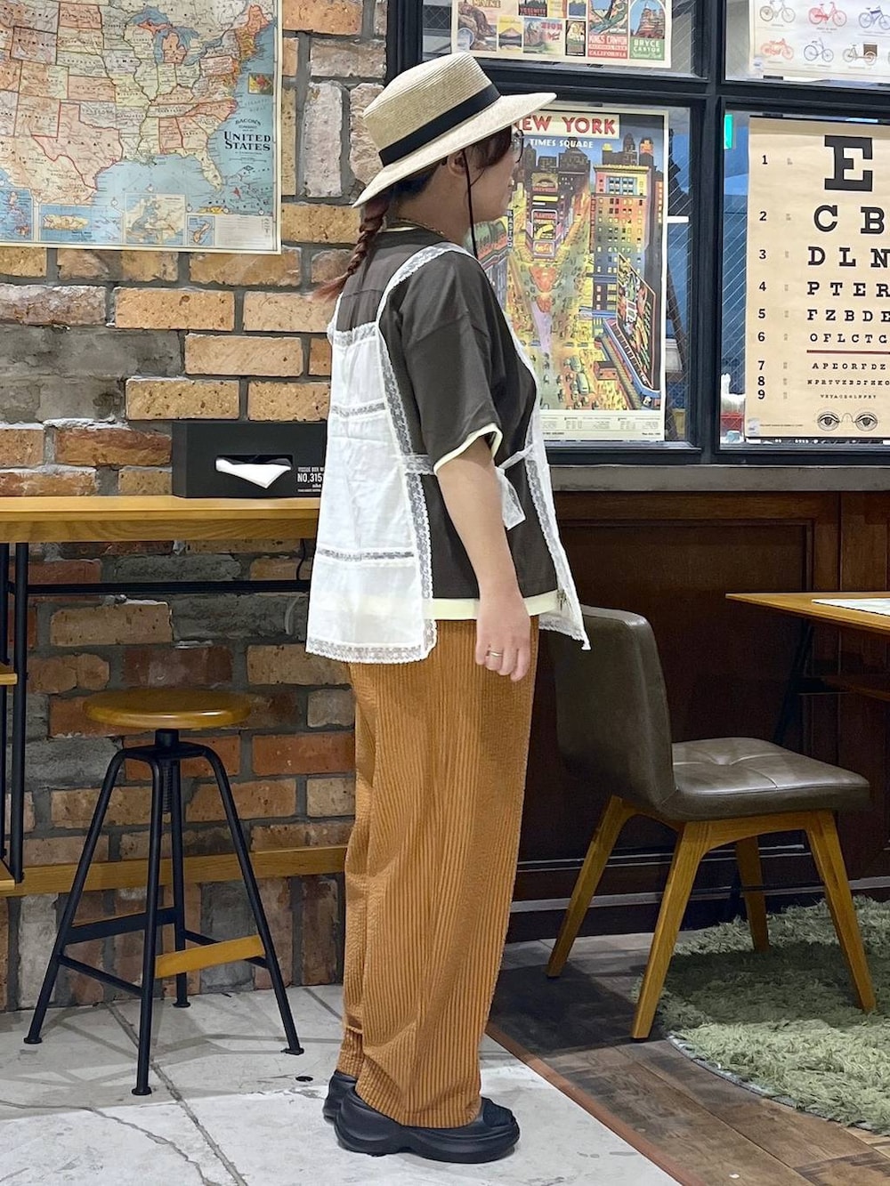 ブラック系のサンダル、ホワイト系のショルダーバッグ、ブラウン系のTシャツ/カットソーを着用したレディースの夏コーディネートの6枚目の写真