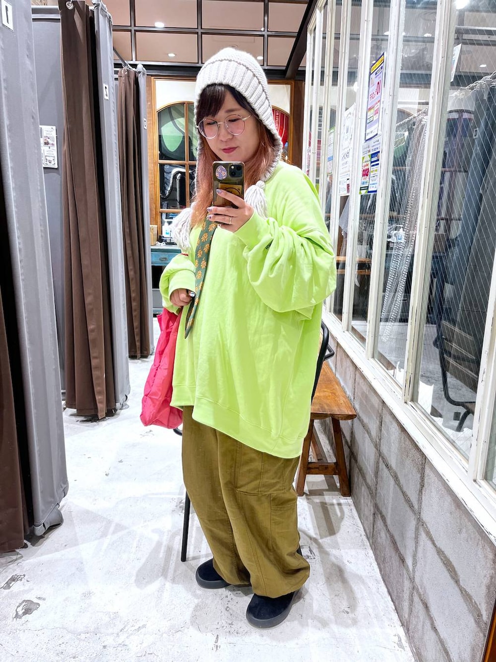 グリーン系のネクタイ、ブラウン系のカーゴパンツ、グリーン系のスウェットを着用したレディースの秋コーディネートの3枚目の写真