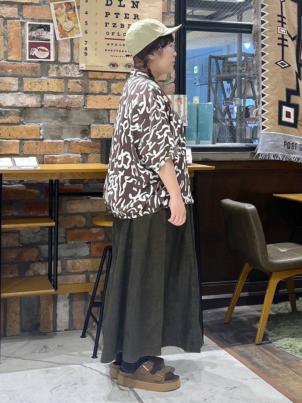 その他のTシャツ/カットソー、ブラウン系のスカート、ブラウン系のサンダルを着用したレディースの夏コーディネートの6枚目の写真
