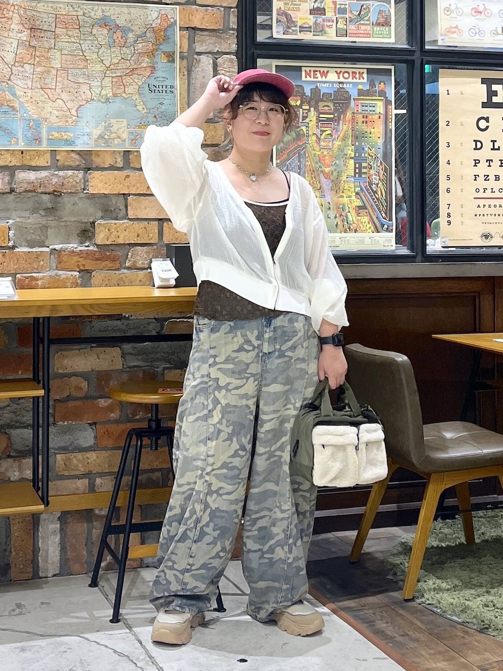 その他のボストンバッグ、グリーン系のデニムパンツ、ベージュ系のスニーカーを着用したレディースの夏コーディネートの8枚目の写真