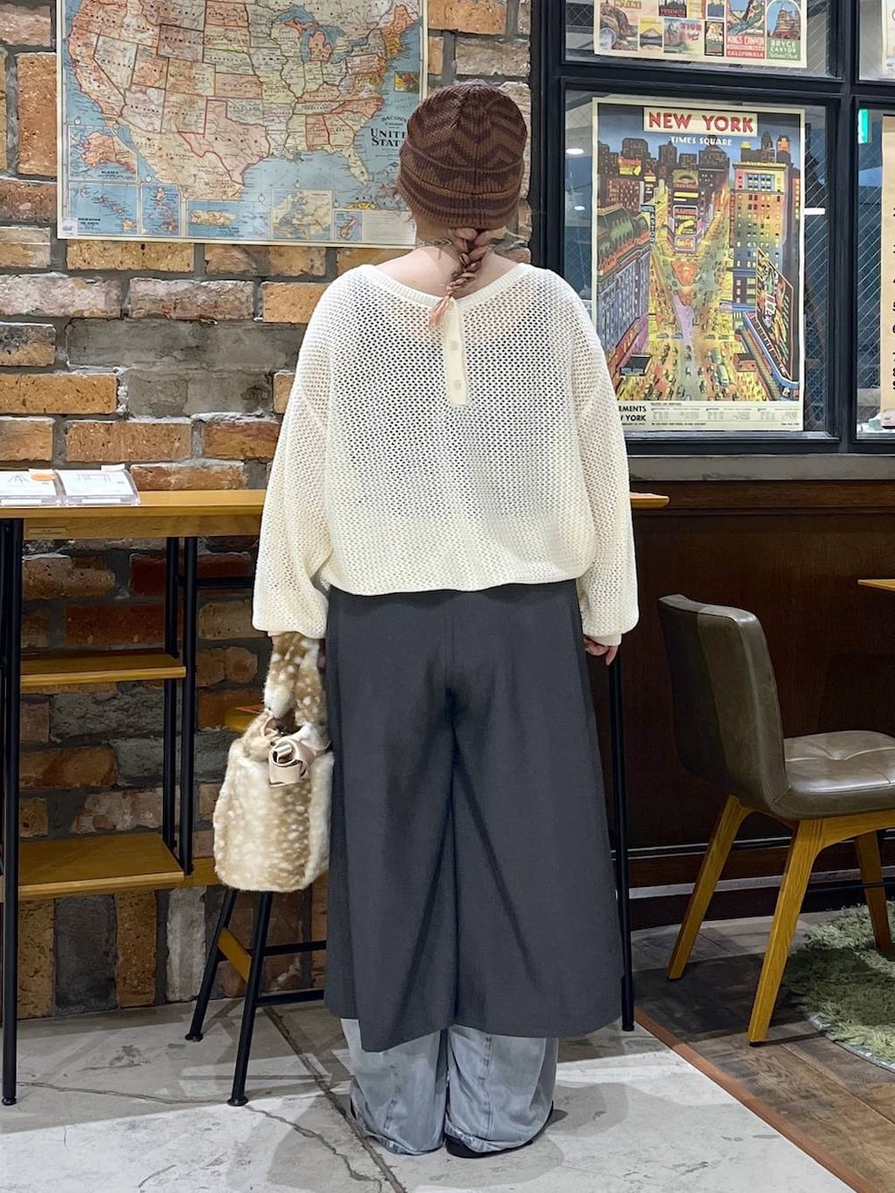 ブラウン系のローファー、ブルー系のデニムパンツ、ベージュ系のニット/セーターを着用したレディースの秋コーディネートの4枚目の写真