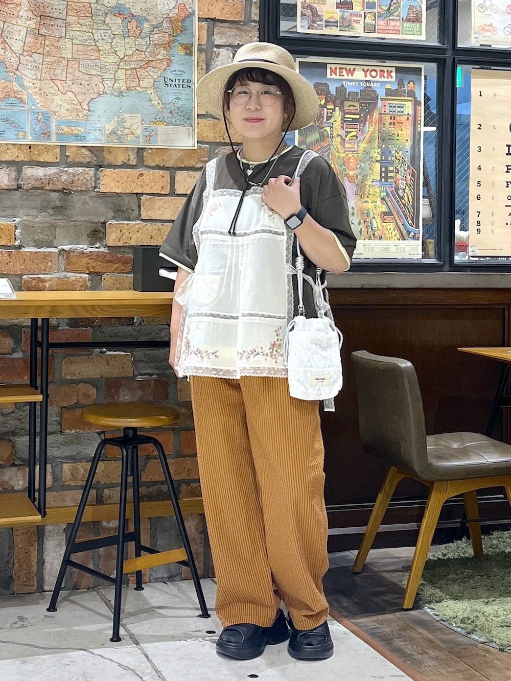 ブラック系のサンダル、ホワイト系のショルダーバッグ、ブラウン系のTシャツ/カットソーを着用したレディースの夏コーディネートの8枚目の写真