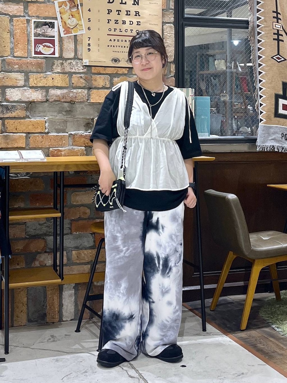 その他のTシャツ/カットソー、ブラック系のスニーカー、ブラック系のショルダーバッグを着用したレディースの夏コーディネートの7枚目の写真