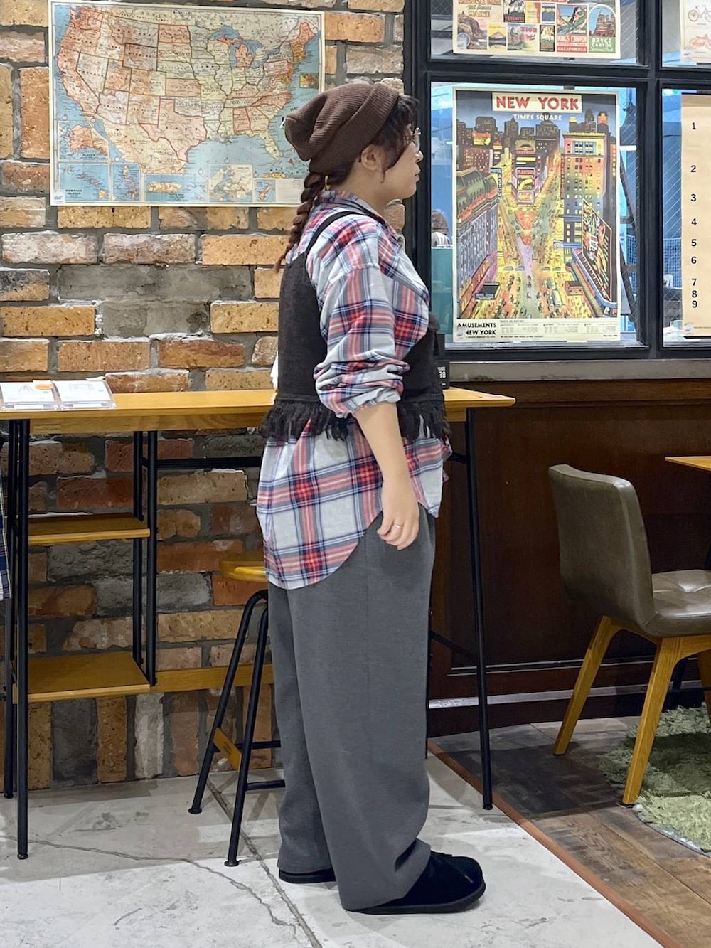 ブラウン系のベスト、レッド系のTシャツ/カットソー、ブラック系のモカシン/デッキシューズを着用したレディースの秋コーディネートの6枚目の写真