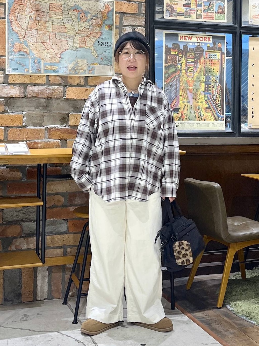 ブラック系のトートバッグ、ブラウン系のTシャツ/カットソー、イエロー系のモカシン/デッキシューズを着用したレディースの秋コーディネートの8枚目の写真