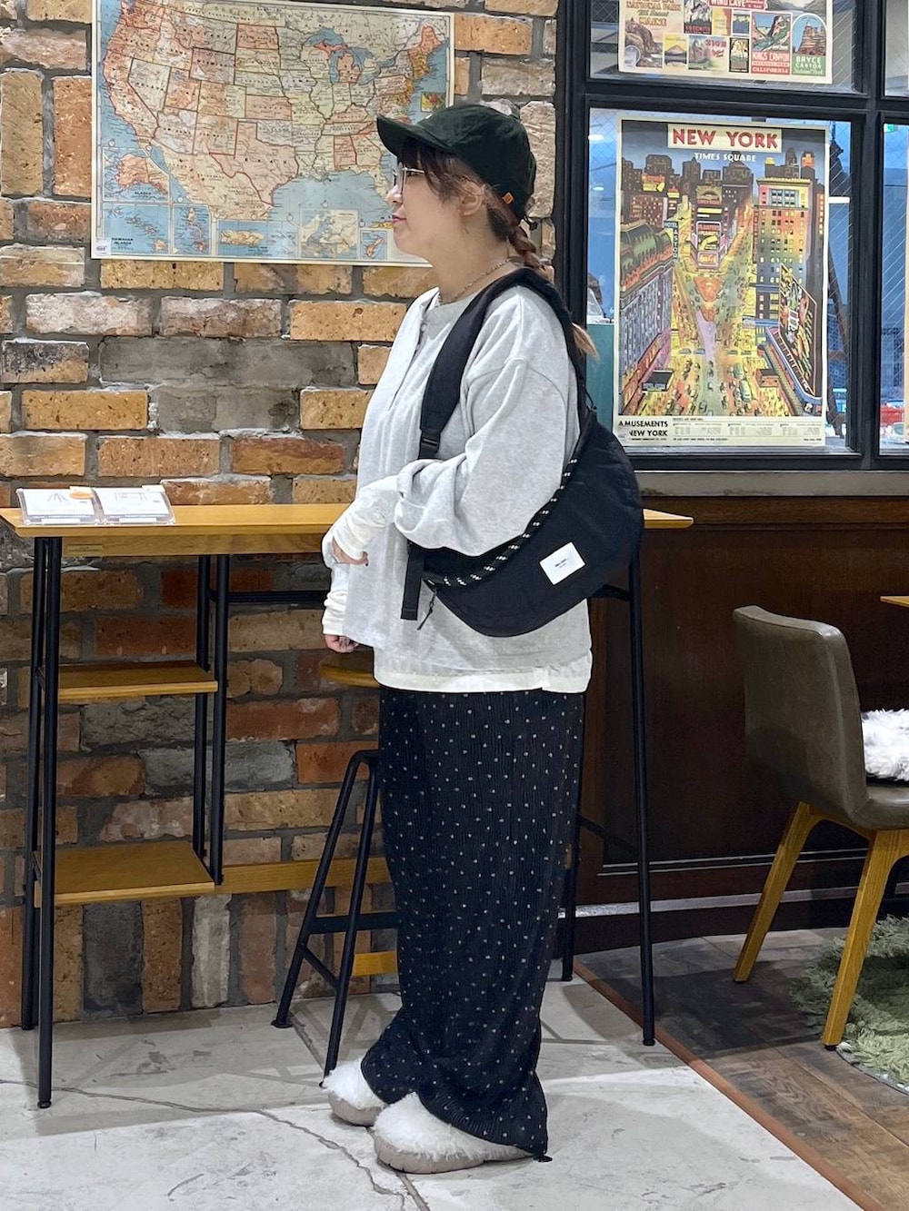 グレー系のスウェット、ホワイト系のその他パンツ、ブラック系のショルダーバッグを着用したレディースの秋コーディネートの4枚目の写真