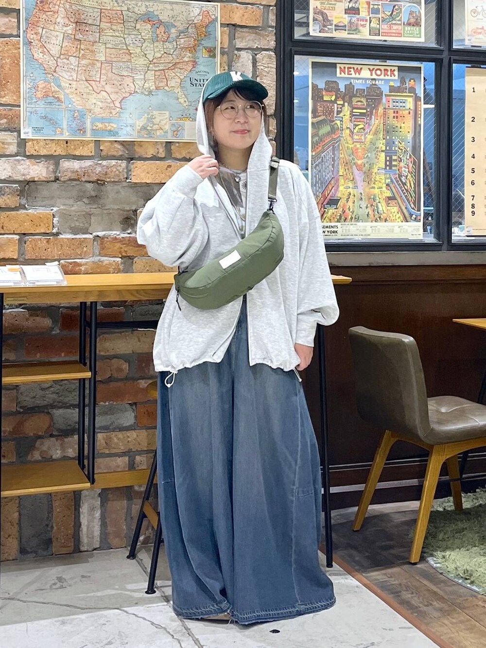 グレー系のパーカー、グリーン系のショルダーバッグ、イエロー系のモカシン/デッキシューズを着用したレディースの秋コーディネートの7枚目の写真
