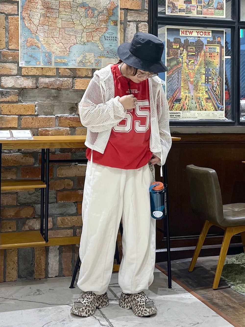ベージュ系のデニムパンツ、その他のサンダル、ホワイト系のパーカーを着用したレディースの夏コーディネートの6枚目の写真