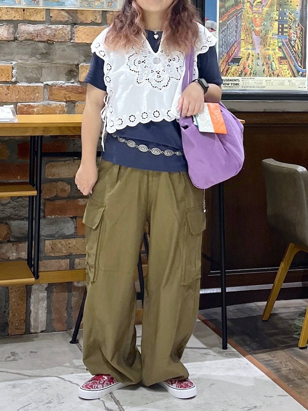 パープル系のトートバッグ、ホワイト系のベスト、ブルー系のTシャツ/カットソーを着用したレディースの夏コーディネートの2枚目の写真