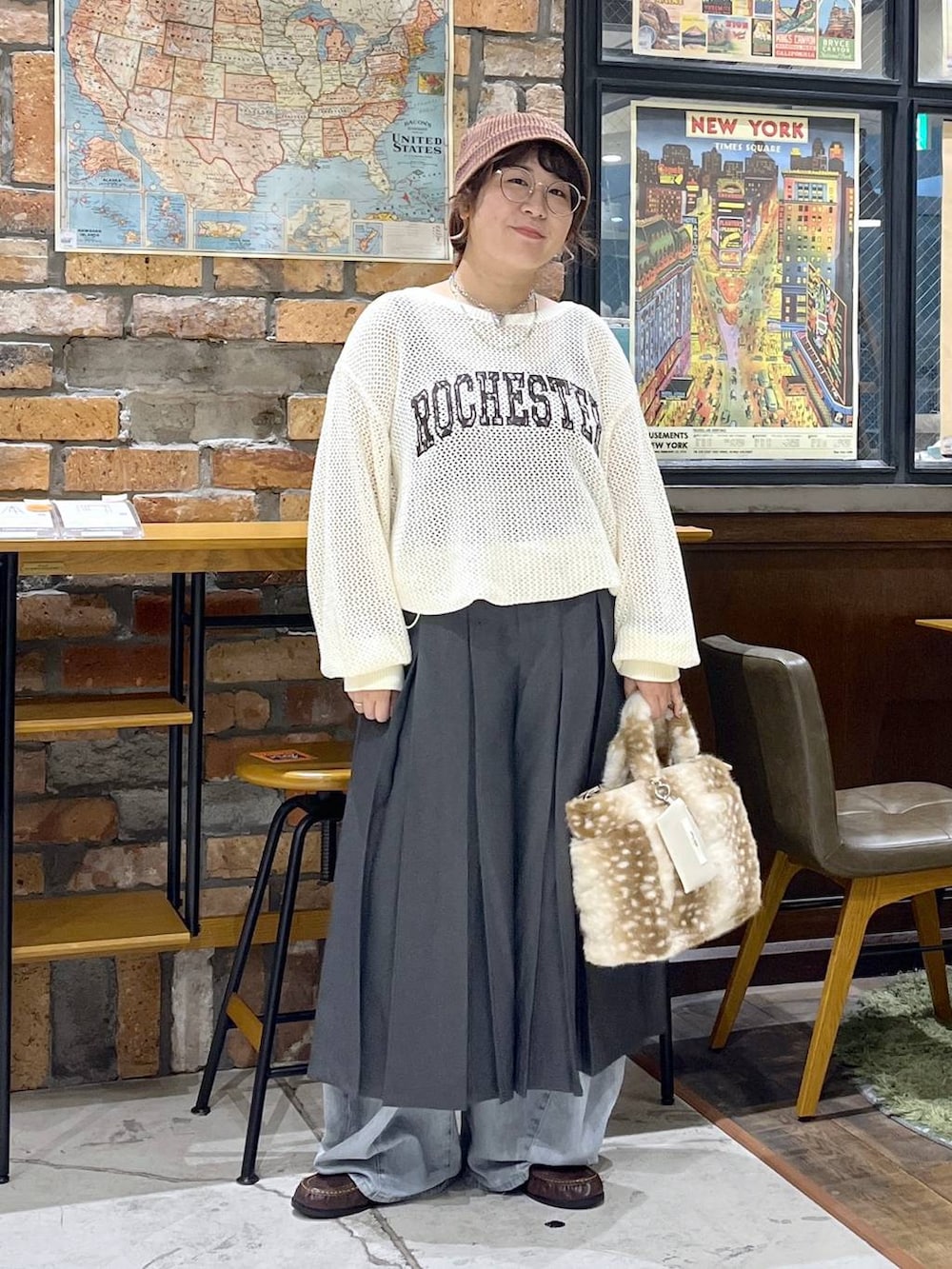 ブラウン系のローファー、ブルー系のデニムパンツ、ベージュ系のニット/セーターを着用したレディースの秋コーディネートの7枚目の写真