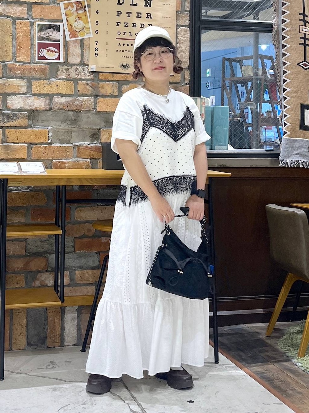 その他のTシャツ/カットソー、ブラウン系のスニーカー、ホワイト系のスカートを着用したレディースの夏コーディネートの7枚目の写真