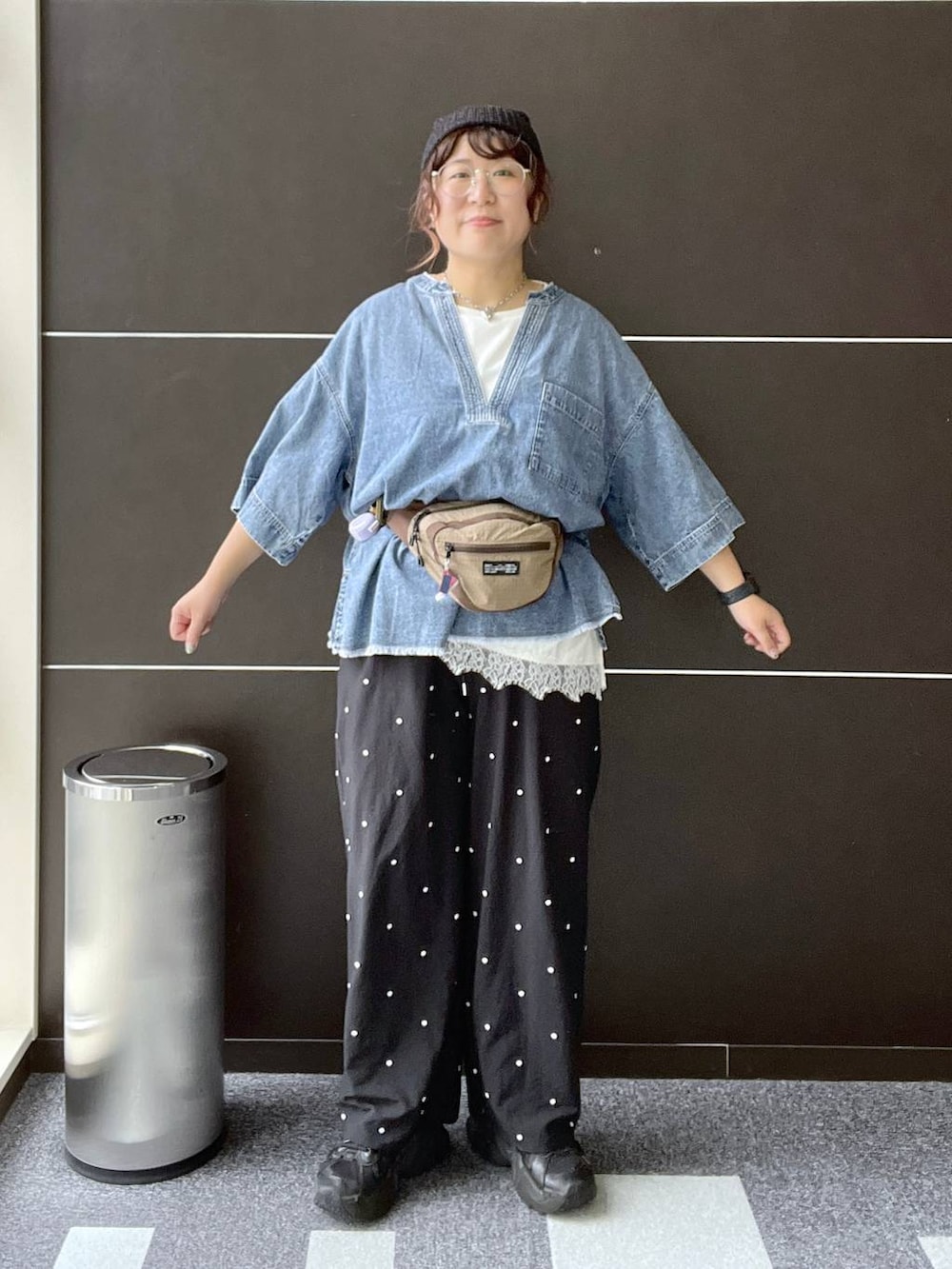 ベージュ系のボディバッグ/ウエストポーチ、ブラック系のその他パンツ、ブルー系のシャツ/ブラウスを着用したレディースの夏コーディネートの9枚目の写真