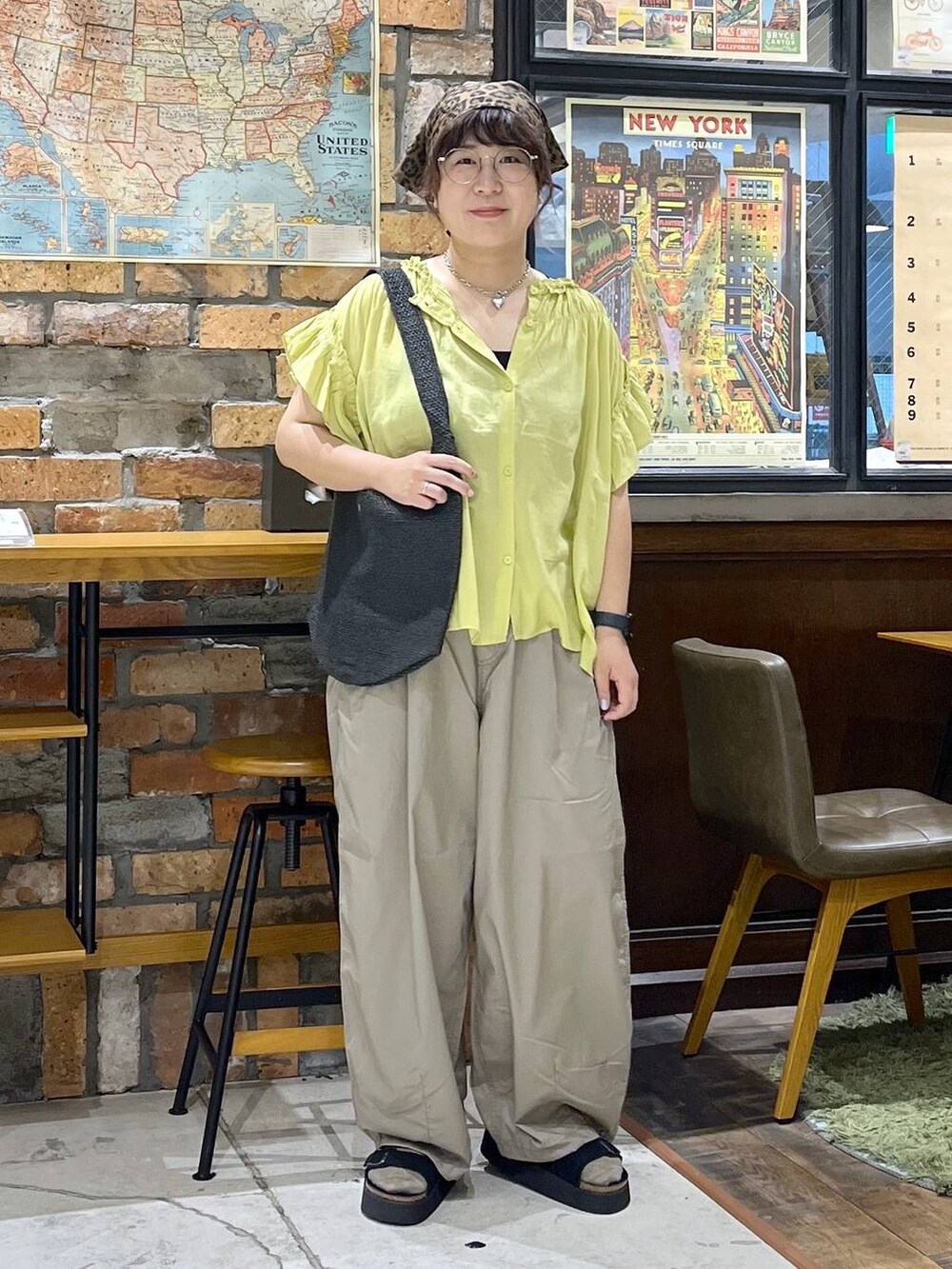 ベージュ系のその他パンツ、ブラック系のサンダル、ブラック系のキャミソールを着用したレディースの夏コーディネートの6枚目の写真
