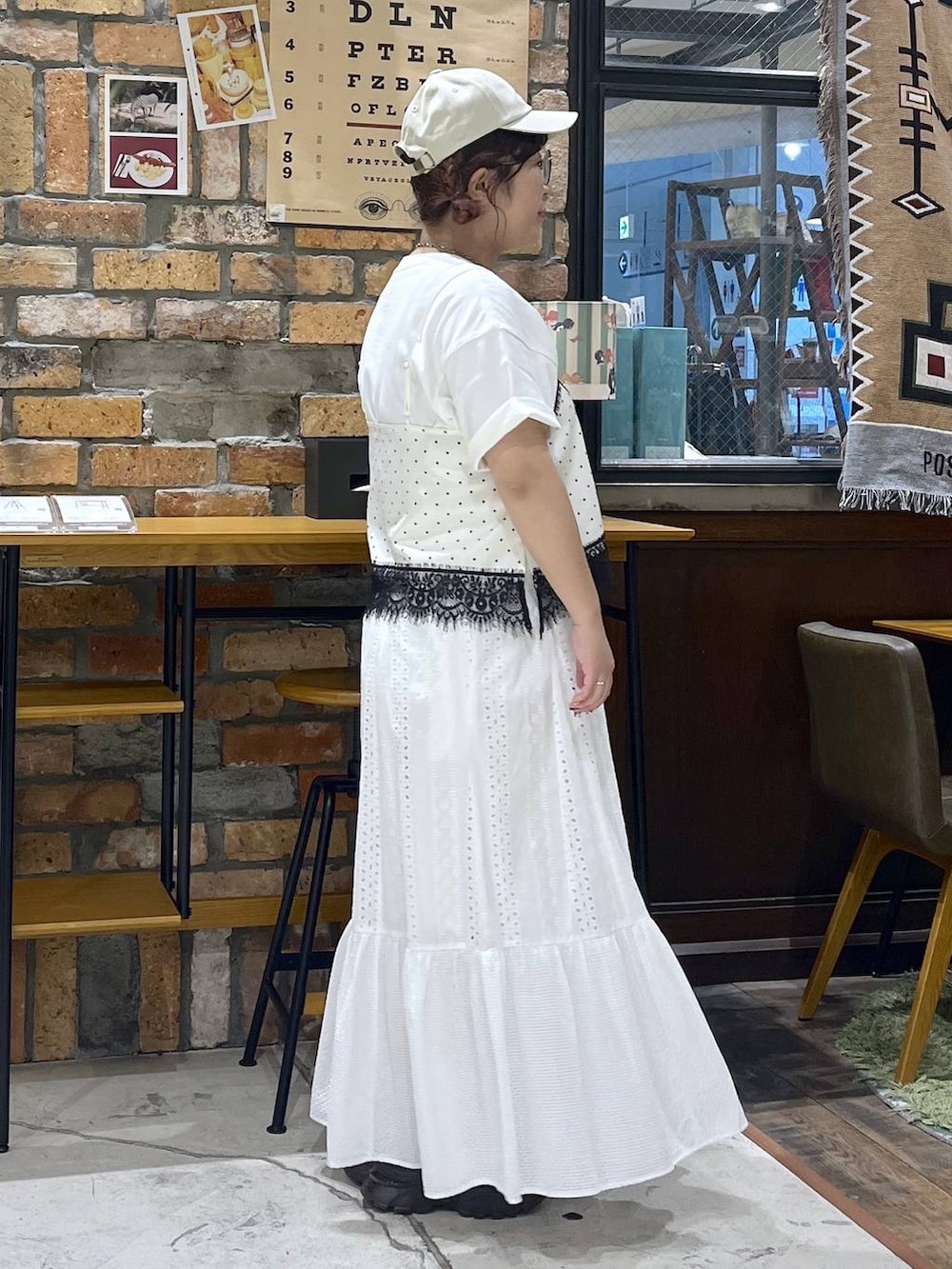 その他のTシャツ/カットソー、ブラウン系のスニーカー、ホワイト系のスカートを着用したレディースの夏コーディネートの6枚目の写真