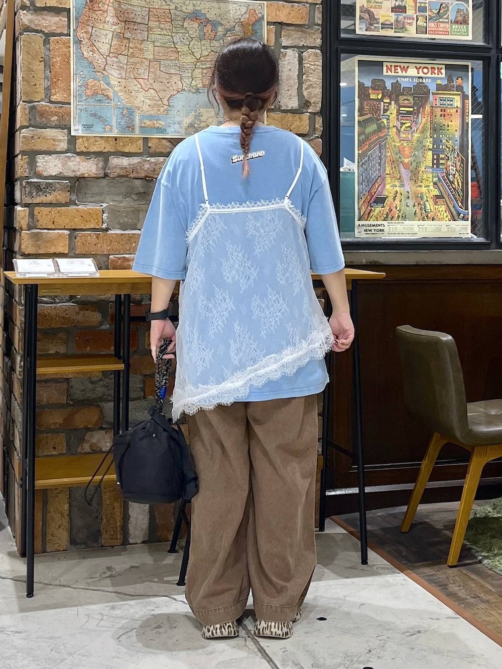 ブラック系のショルダーバッグ、ベージュ系のその他パンツ、その他のサンダルを着用したレディースの夏コーディネートの5枚目の写真