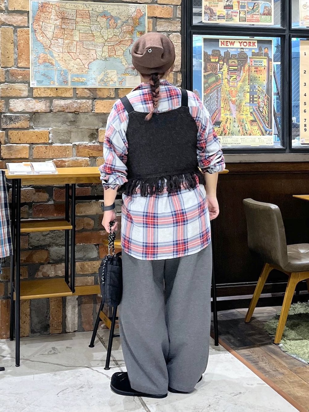 ブラウン系のベスト、レッド系のTシャツ/カットソー、ブラック系のモカシン/デッキシューズを着用したレディースの秋コーディネートの5枚目の写真