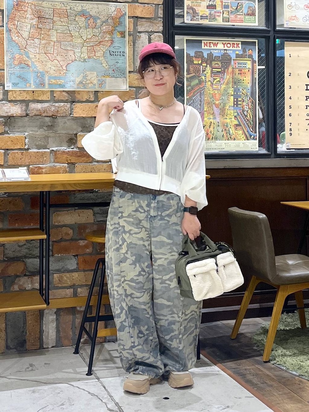 その他のボストンバッグ、グリーン系のデニムパンツ、ベージュ系のスニーカーを着用したレディースの夏コーディネートの7枚目の写真