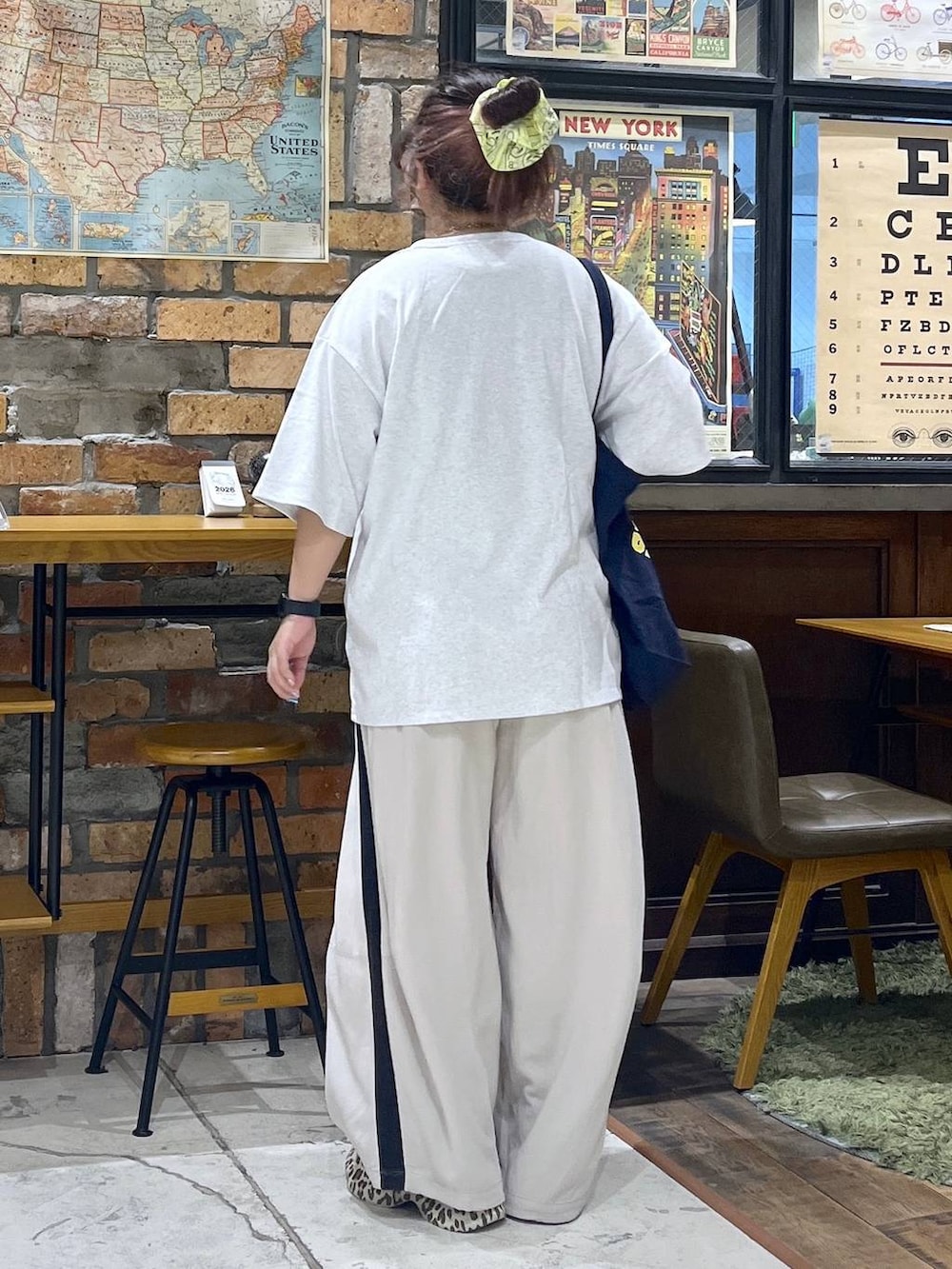 ブラウン系のその他パンツ、その他のサンダル、ブルー系のトートバッグを着用したレディースの夏コーディネートの5枚目の写真