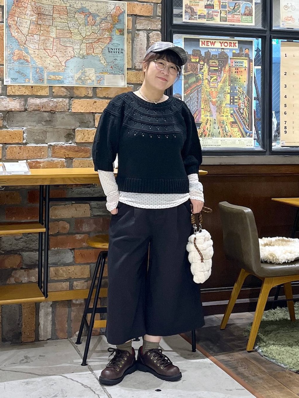 ブラウン系のその他シューズ、ブラック系のその他パンツ、ベージュ系のショルダーバッグを着用したレディースの秋コーディネートの6枚目の写真