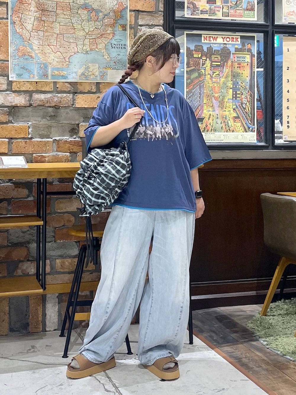 ブルー系のデニムパンツ、ブラウン系のサンダル、その他のバックパック/リュックを着用したレディースの夏コーディネートの9枚目の写真