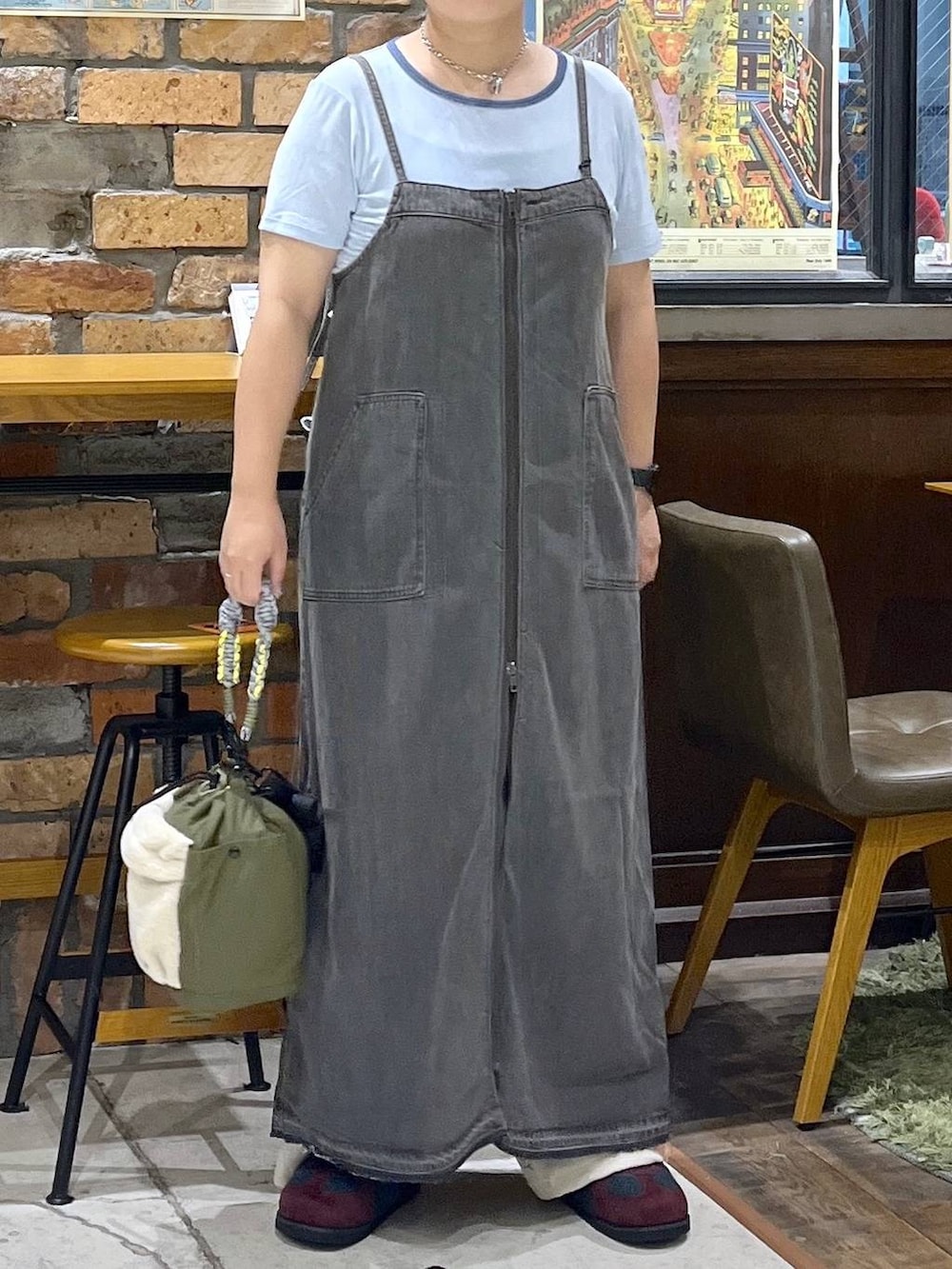 レッド系のスニーカー、ベージュ系のその他パンツ、ブルー系のTシャツ/カットソーを着用したレディースの夏コーディネートの2枚目の写真