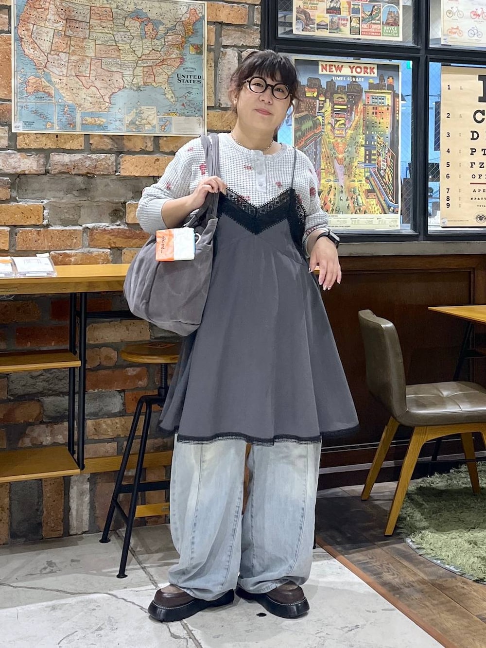 グレー系のトートバッグ、グレー系のニット/セーター、グレー系のワンピースを着用したレディースの秋コーディネートの2枚目の写真