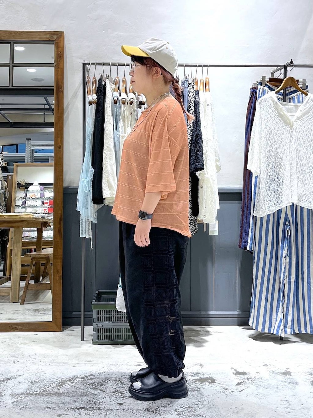 ブラック系のその他パンツ、ブラック系のキャミソール、ブラック系のサンダルを着用したレディースの夏コーディネートの4枚目の写真